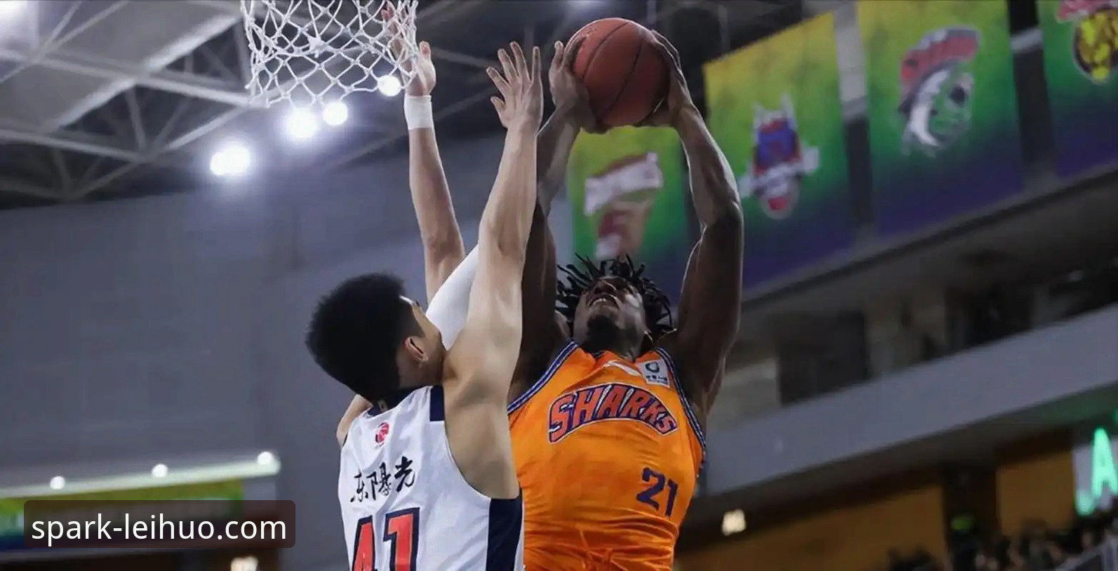 雷火电竞随时随地看比赛 上海男篮十二连胜背后的战术解析与观赛体验分享